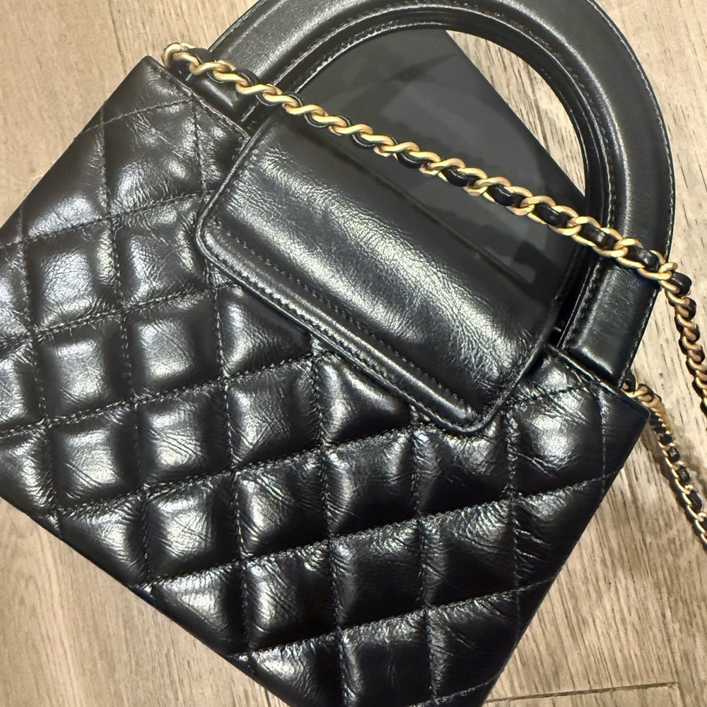 Chanel Black Quilted Crossbody Bag with Gold Chain - Picture 5 of 6